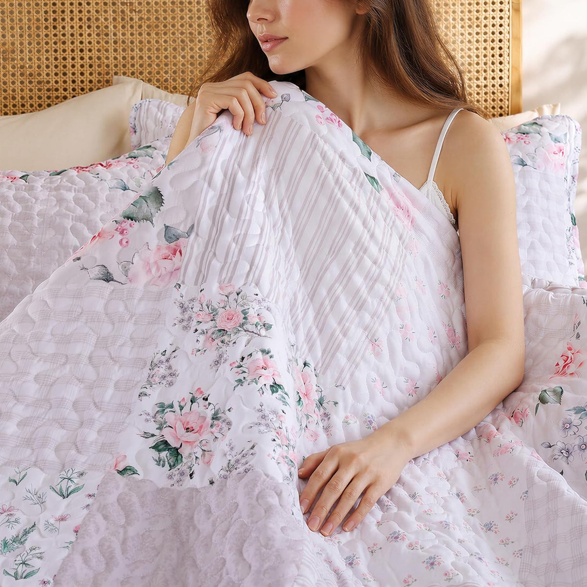 Floral Quilt Set Queen Size – Ultra Soft Lightweight Bedspread, 3 Piece Beige Bedding Set (90"X90") with Pillowcases (20"X26"), All Season Coverlet for Bedroom & Guest Room
